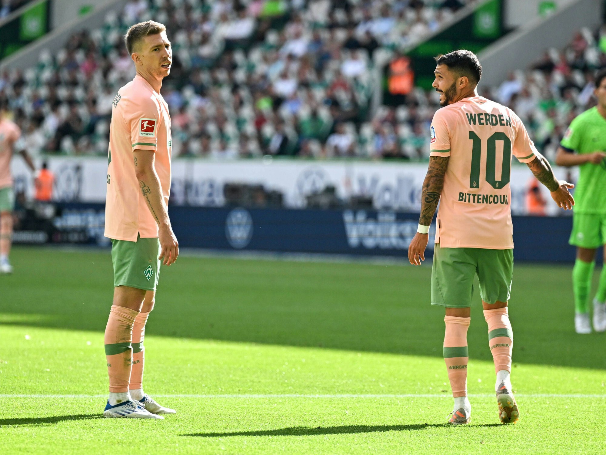 Mitchell Weiser und Leonardo Bittencourt im Gespräch während des Spiels beim VfL Wolfsburg.