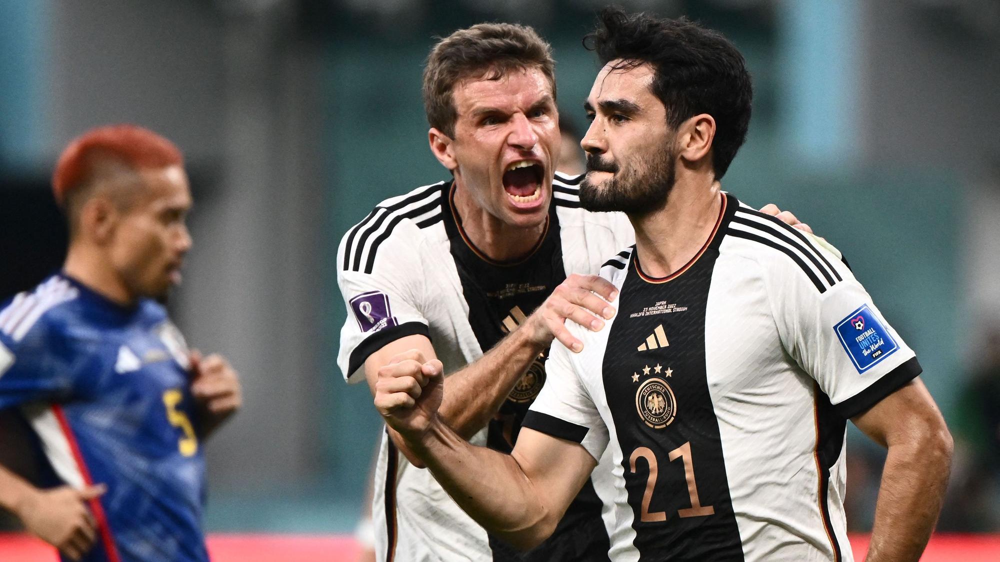Thomas Müller und Ilkay Gündogan (r.) jubeln bei Deutschlands WM-Auftakt gegen Japan.