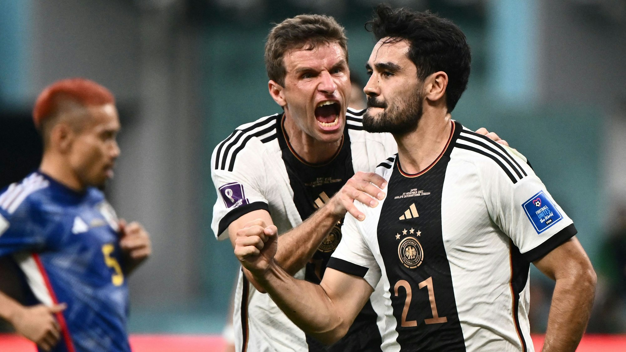 Thomas Müller und Ilkay Gündogan (r.) jubeln bei Deutschlands WM-Auftakt gegen Japan.