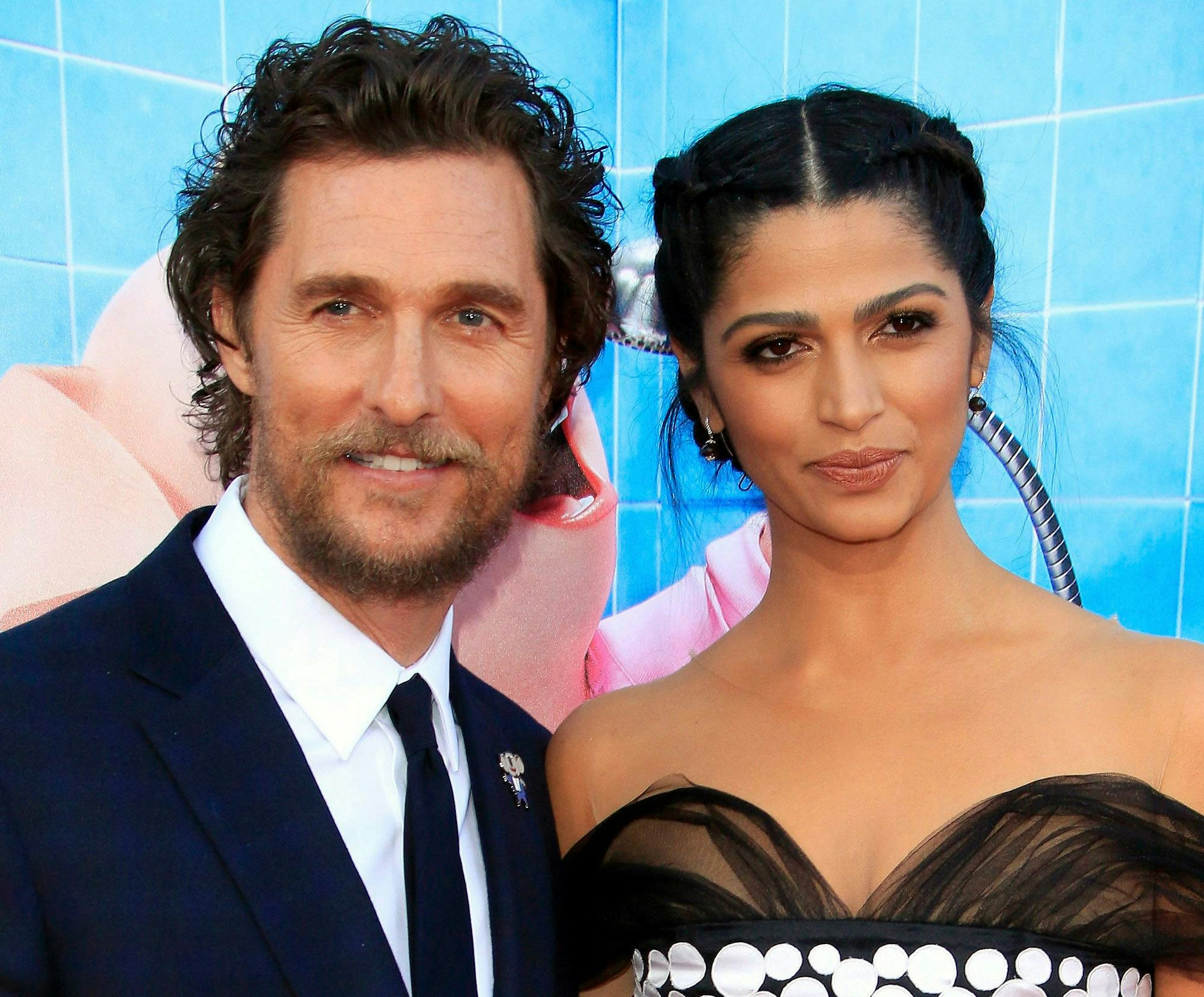 US-Schauspieler und Darsteller Matthew McConaughey kommt mit seiner Frau Camila Alves McConaughey zu einer Premiere. Camila Alves McConaughey hat die Erlebnisse des Paares auf einem Lufthansa-Flug mit heftigen Turbulenzen geschildert.