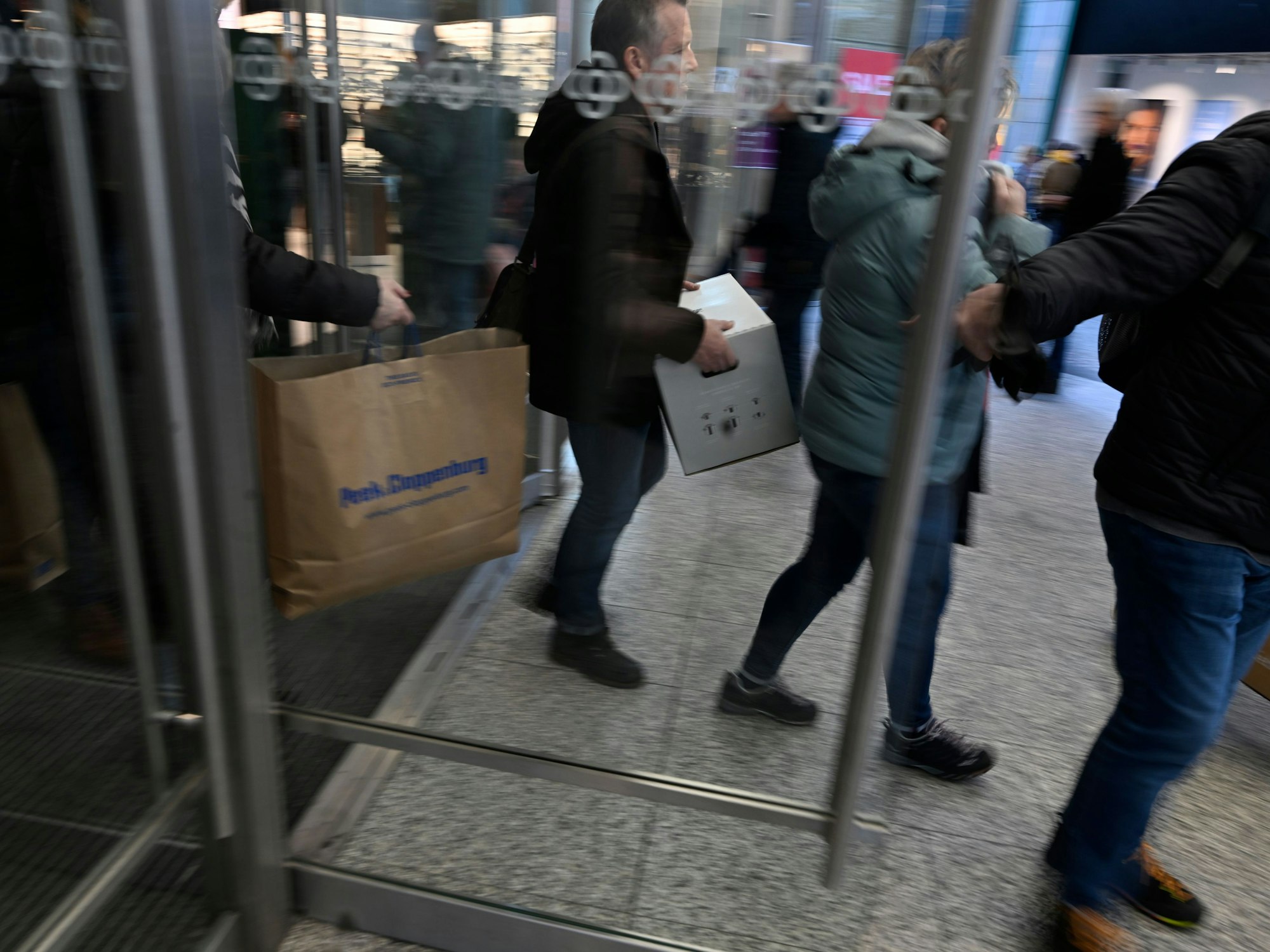 Die Modebranche leidet, die Insolvenzgefahr steigt. Unser Archivbild (Dezember 2022) zeigt, wie sich die Menschen in der Schildergasse mit Einkäufen den Weg durch Köln bahnen.