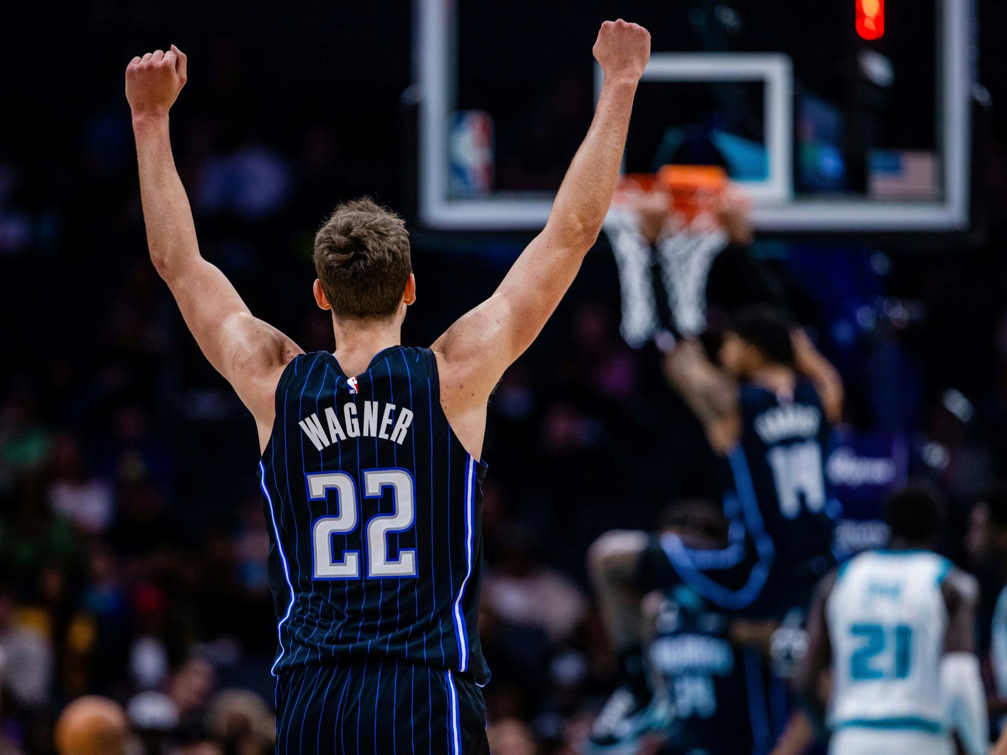 Franz Wagner reckt die Fäuste in die Luft.