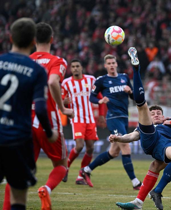 Eric Martel kämpft gegen Union Berlin für den 1. FC Köln um den Ball.