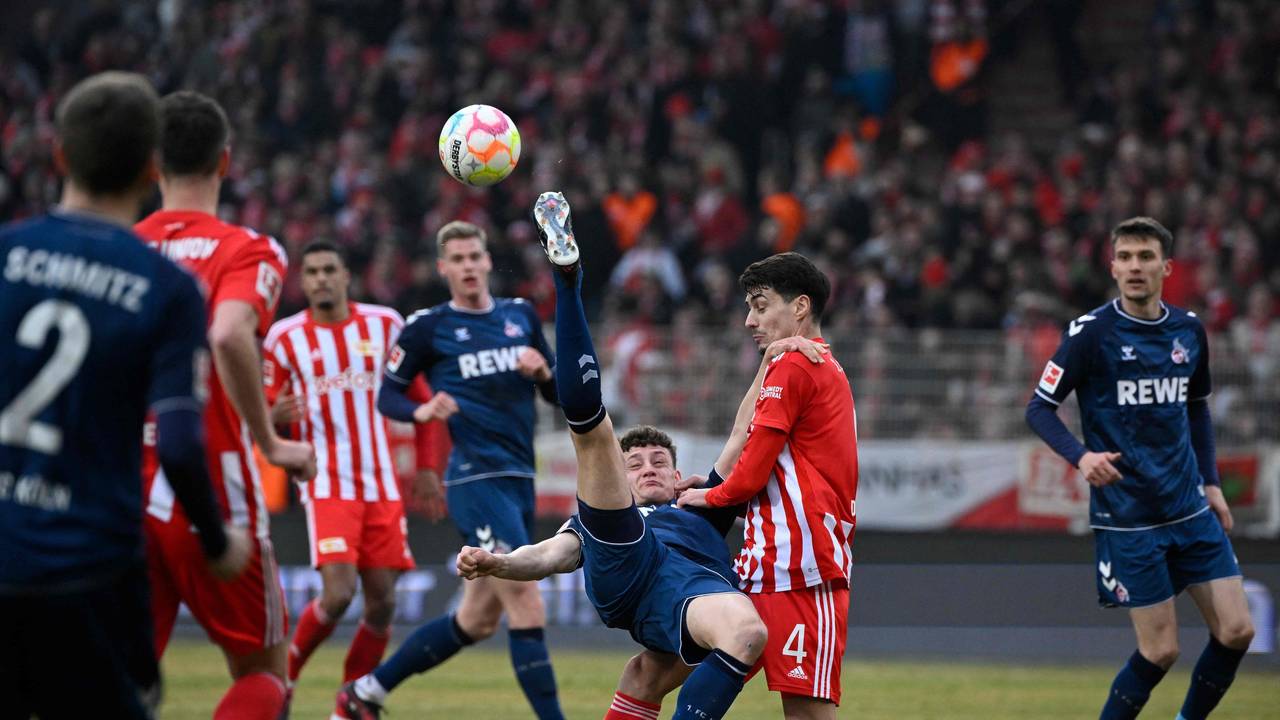 Eric Martel kämpft gegen Union Berlin für den 1. FC Köln um den Ball.