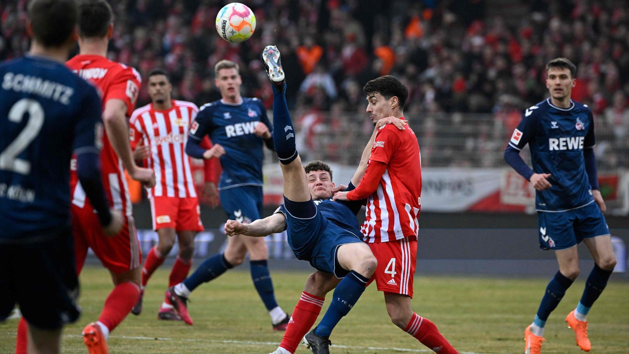 Eric Martel kämpft gegen Union Berlin für den 1. FC Köln um den Ball.
