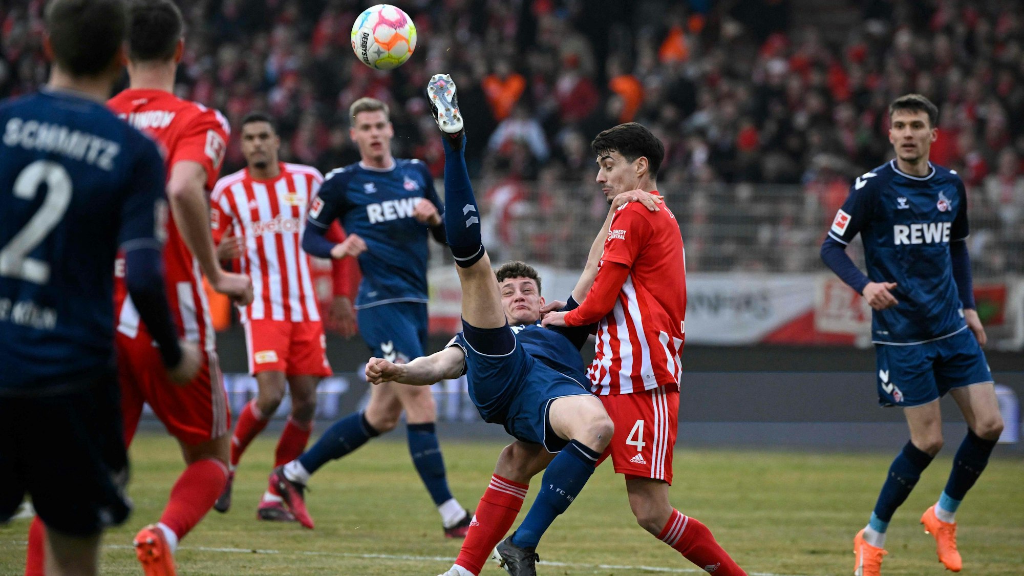 Eric Martel kämpft gegen Union Berlin für den 1. FC Köln um den Ball.