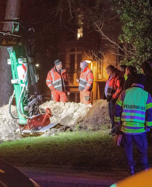 Ein Bagger gräbt ein Loch in einem Park. Dort wurden bei einer kontrollierten Sprengung Chemikalien zur Explosion gebracht, die zuvor in einer Aachener Wohnung in der Nähe gefunden wurden.