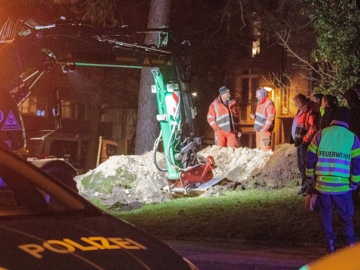 Ein Bagger gräbt ein Loch in einem Park. Dort wurden bei einer kontrollierten Sprengung Chemikalien zur Explosion gebracht, die zuvor in einer Aachener Wohnung in der Nähe gefunden wurden.