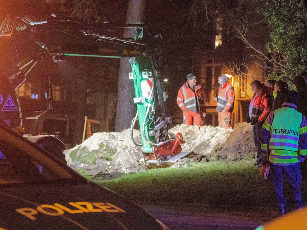 Ein Bagger gräbt ein Loch in einem Park. Dort wurden bei einer kontrollierten Sprengung Chemikalien zur Explosion gebracht, die zuvor in einer Aachener Wohnung in der Nähe gefunden wurden.