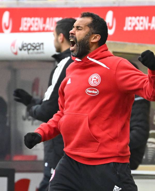 Daniel Thioune jubelt an der Seitenlinie über das Tor beim SSV Jahn Regensburg.