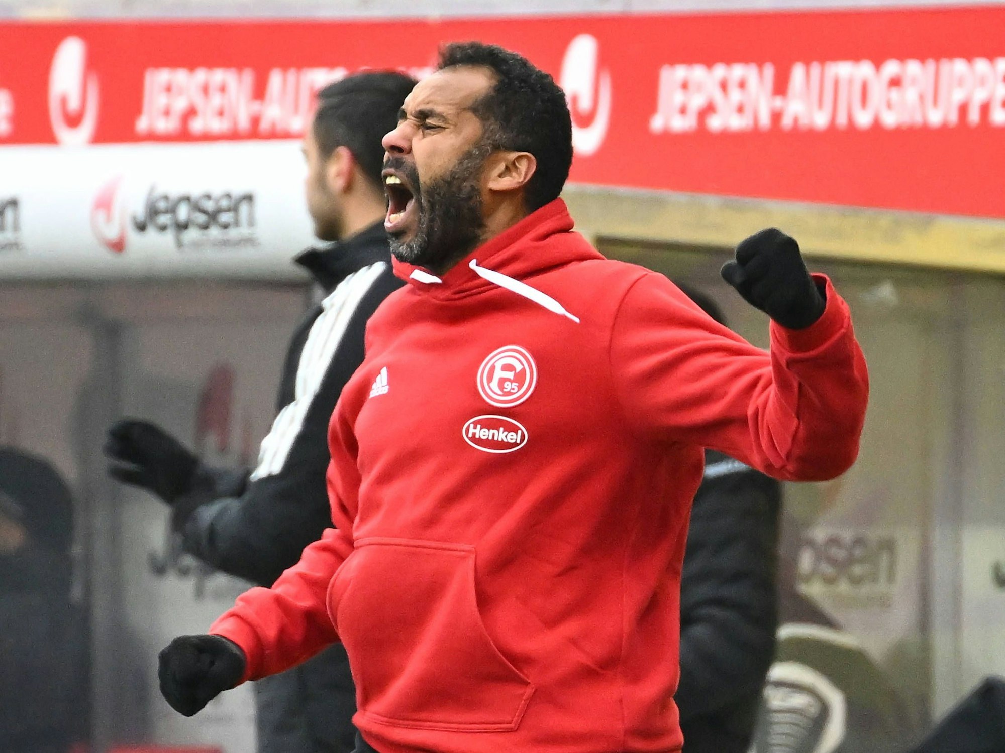 Daniel Thioune jubelt an der Seitenlinie über das Tor beim SSV Jahn Regensburg.