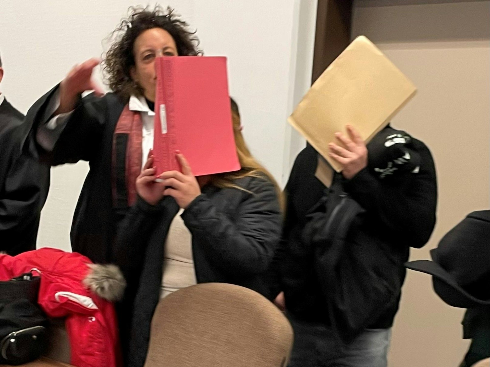 Der geständige Angeklagte mit seiner Ehefrau und seiner Anwältin Monika Troll im Kölner Landgericht am 3. März 2023.