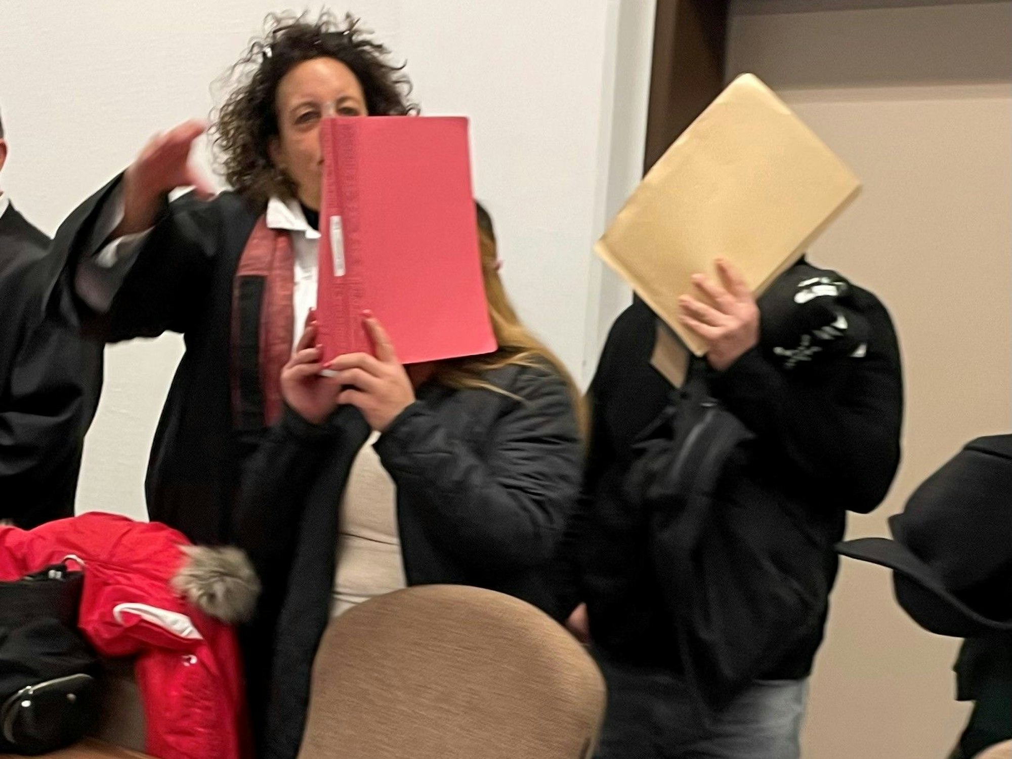 Der geständige Angeklagte mit seiner Ehefrau und seiner Anwältin Monika Troll im Kölner Landgericht am 3. März 2023.