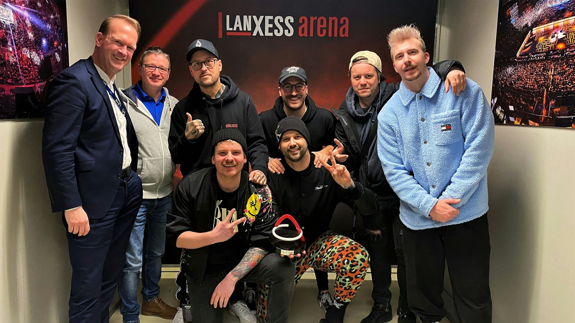 Electric Callboy erhielten von Lanxess-Arena-Chef Stefan Löcher einen Award.