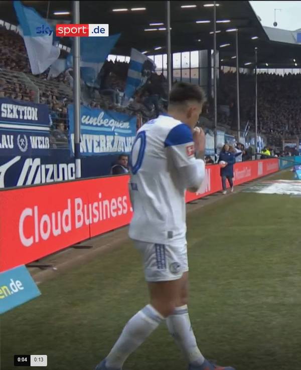 Kuriose Bundesliga-Szene: Rodrigo Zalazar küsst beim Schalke-Gastspiel in Bochum einen Beutel Reis vor der Ausführung einer Ecke.