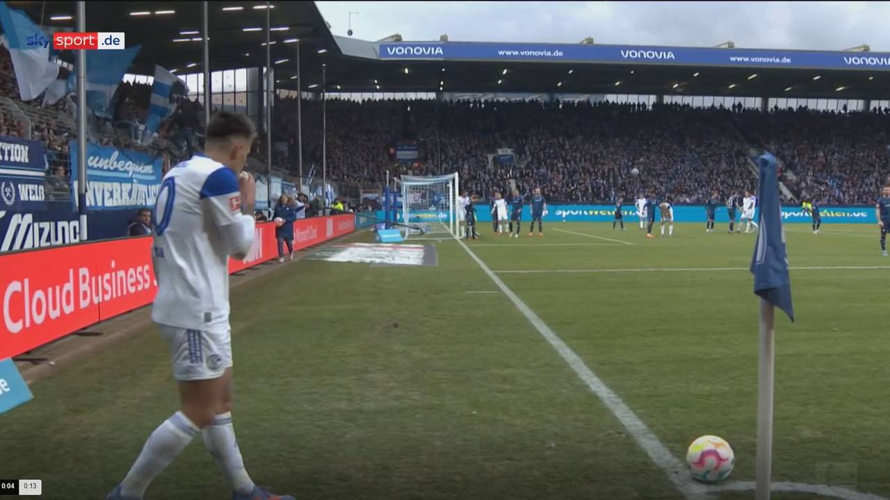 Kuriose Bundesliga-Szene: Rodrigo Zalazar küsst beim Schalke-Gastspiel in Bochum einen Beutel Reis vor der Ausführung einer Ecke.