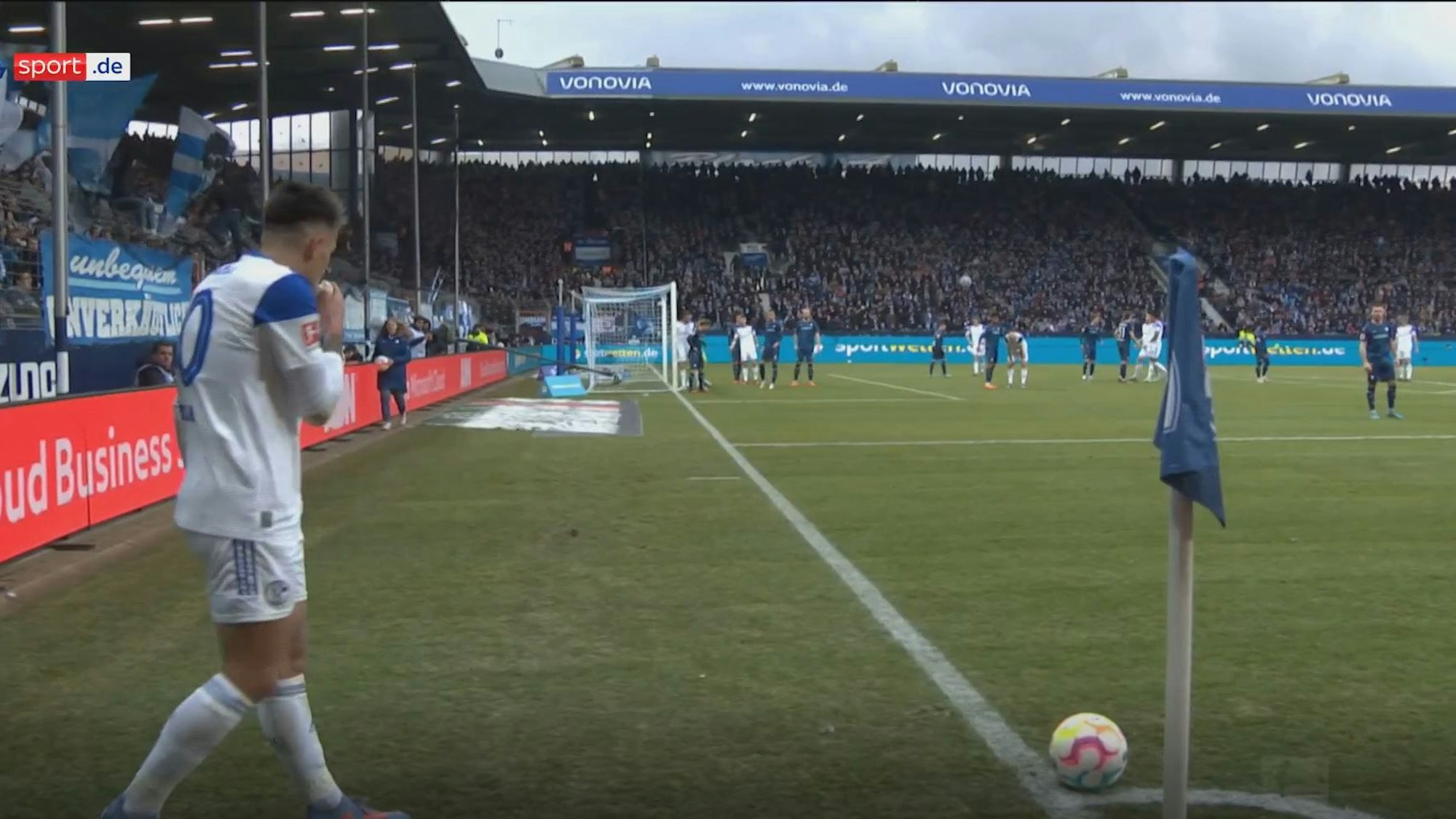 Kuriose Bundesliga-Szene: Rodrigo Zalazar küsst beim Schalke-Gastspiel in Bochum einen Beutel Reis vor der Ausführung einer Ecke.