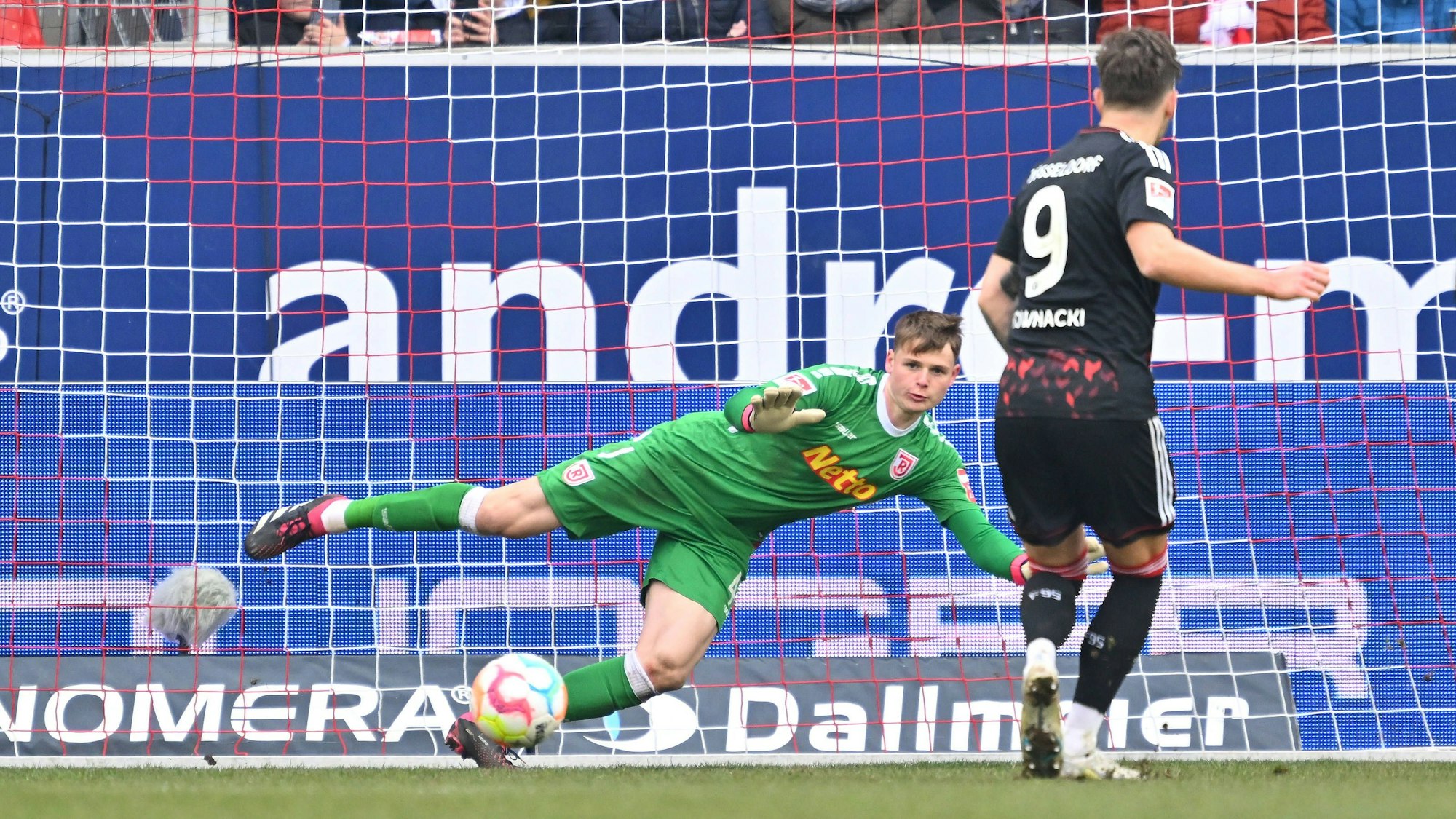 Dawid Kownacki trifft per Elfmeter in Regensburg, Keeper Jonas Urbig fliegt in die falsche Ecke.