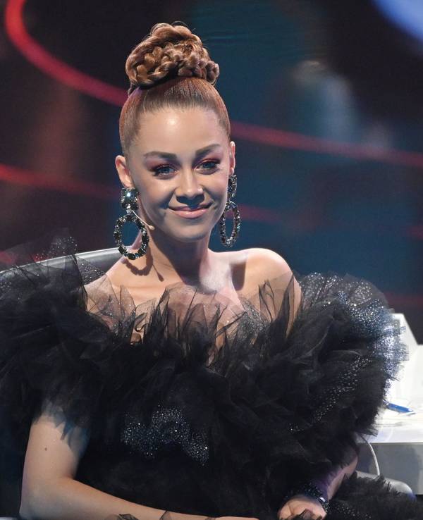 Die Jurorin Oana Nechiti sitzt beim Finale der RTL-Castingshow „Deutschland sucht den Superstar 2019“ auf der Bühne.