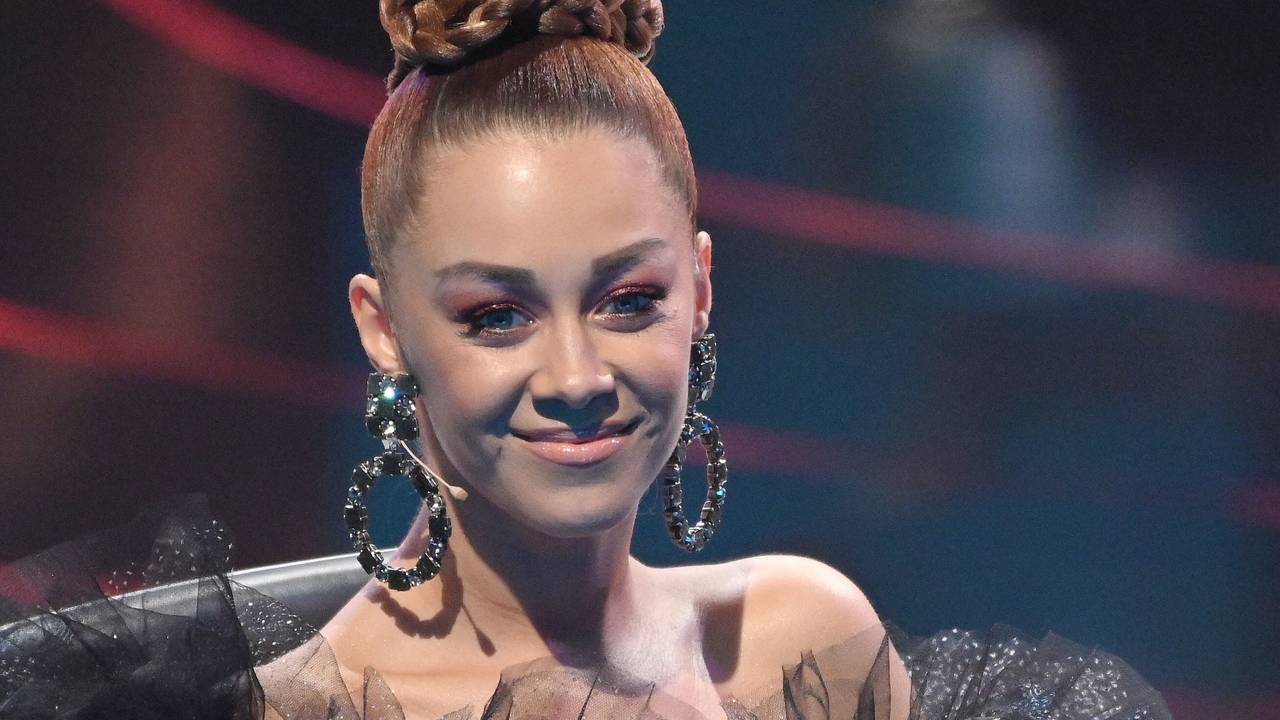 Die Jurorin Oana Nechiti sitzt beim Finale der RTL-Castingshow „Deutschland sucht den Superstar 2019“ auf der Bühne.