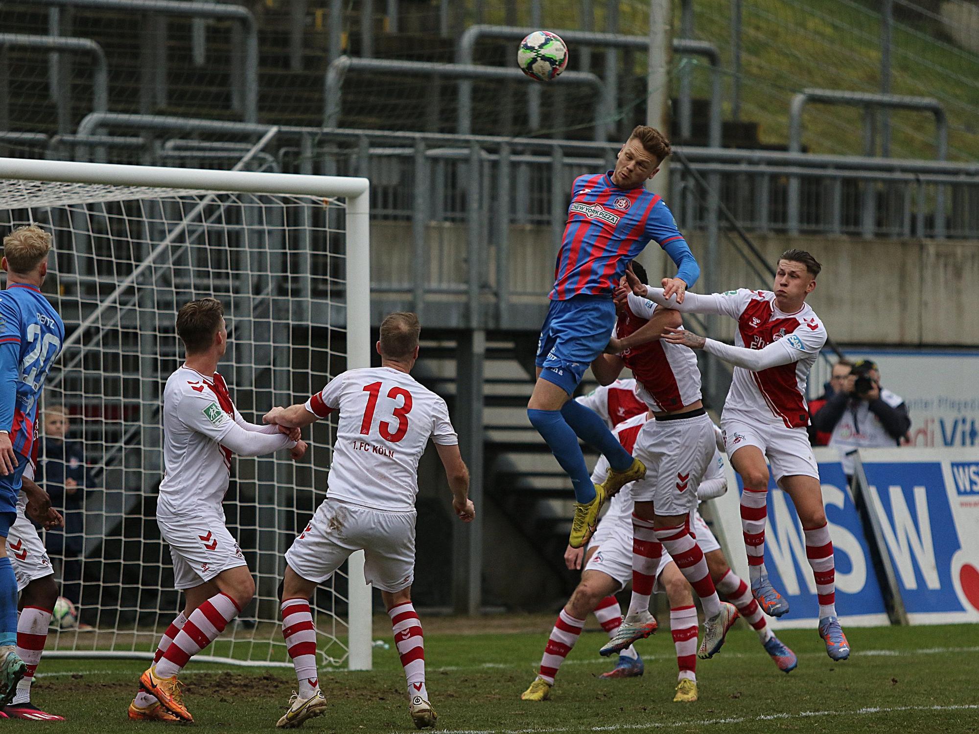 Kopfballduell im Koelner Strafraum.