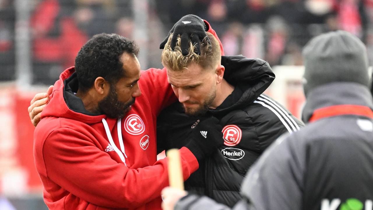 Cheftrainer Daniel Thioune (l.) nimmt seinen Kapitän Andre Hoffmann nach dem 1:0 am Samstag bei Jahn Regensburg in den Arm.