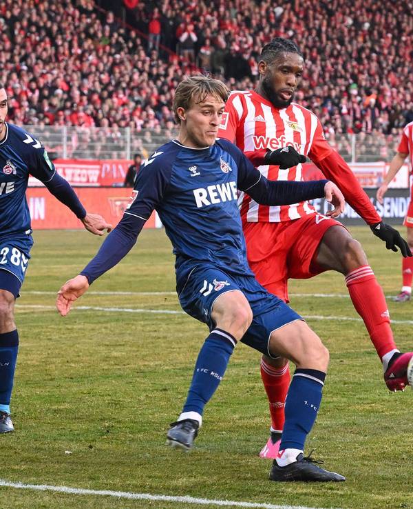 FC-Innenverteidiger Timo Hübers klärt gegen Union-Stürmer Jordan Siebatcheu.