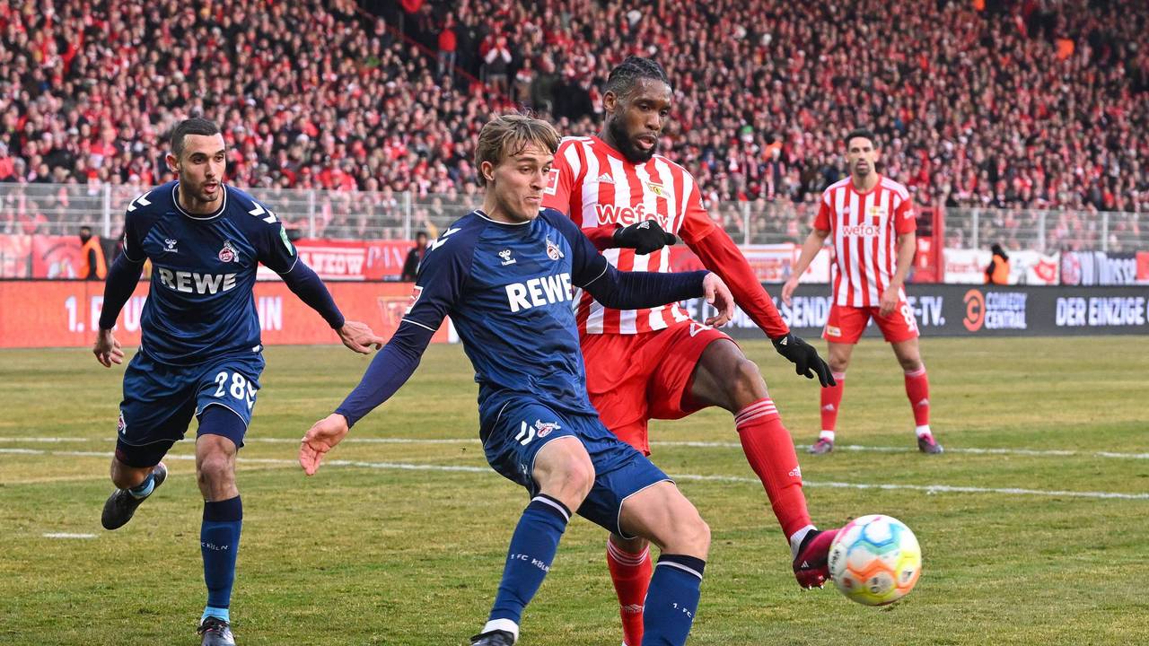 FC-Innenverteidiger Timo Hübers klärt gegen Union-Stürmer Jordan Siebatcheu.