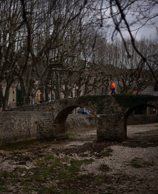 Ein Mann geht in Flassans-sur-Issole (Frankreich) am 1. März über ein ausgetrocknetes Flussbett. Frankreich trifft angesichts anhaltender Trockenheit Sofortmaßnahmen.