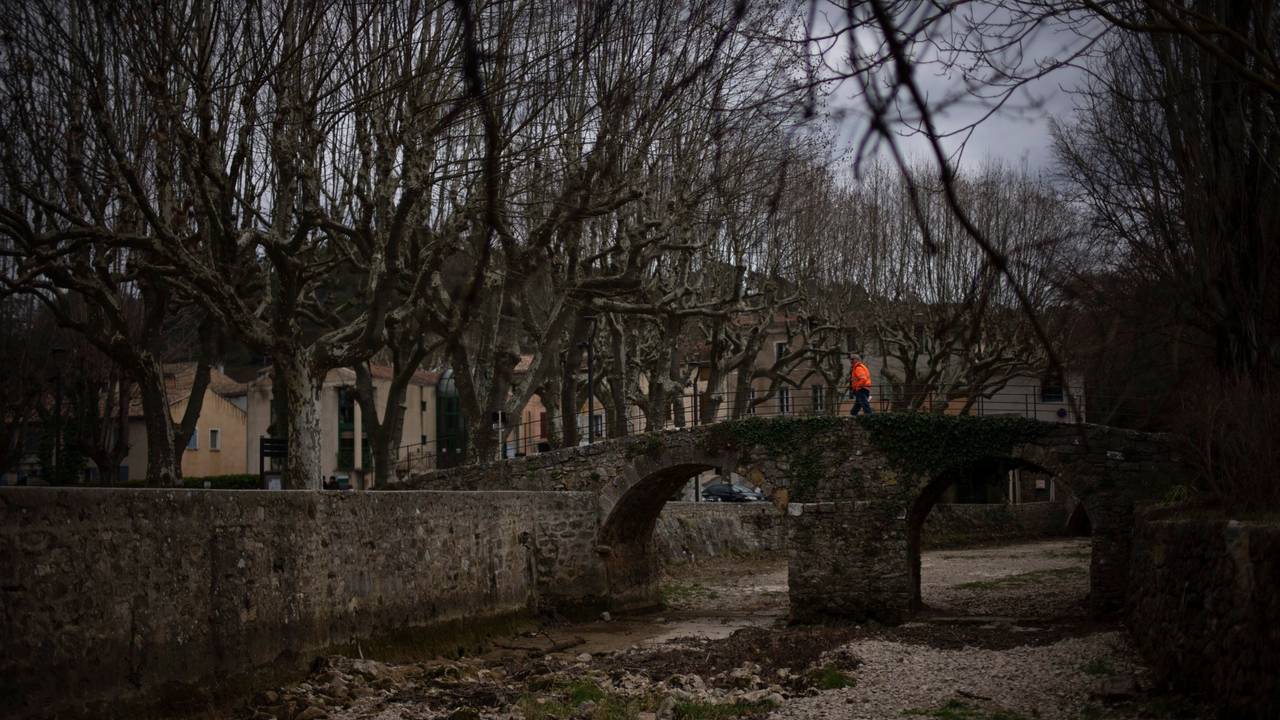 Ein Mann geht in Flassans-sur-Issole (Frankreich) am 1. März über ein ausgetrocknetes Flussbett. Frankreich trifft angesichts anhaltender Trockenheit Sofortmaßnahmen.