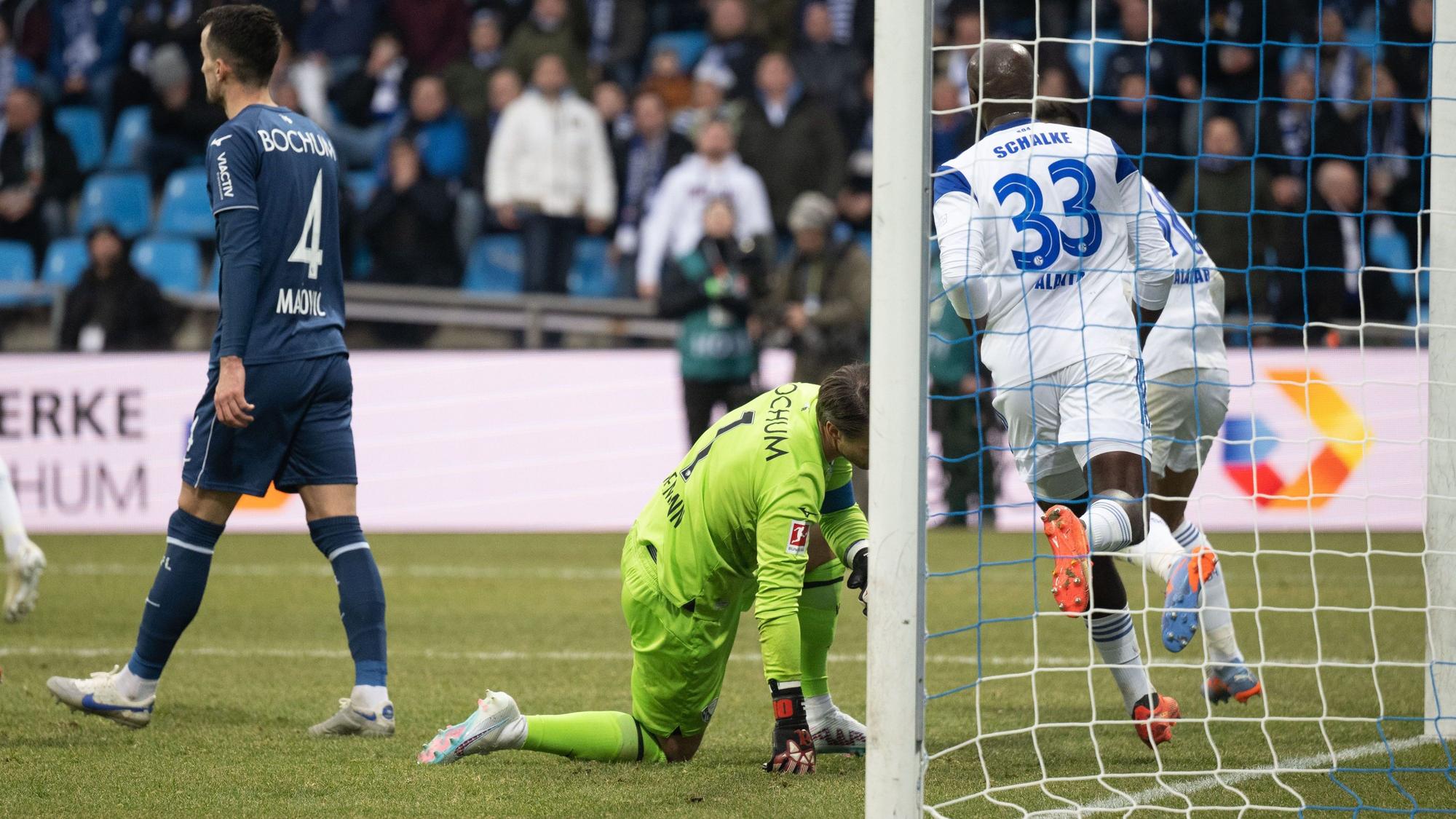 Manuel Riemann kniet enttäuscht am Boden: Der Keeper des VfL Bochum schenkte Schalke 04 im Keller-Krimi der Bundesliga die Führung.