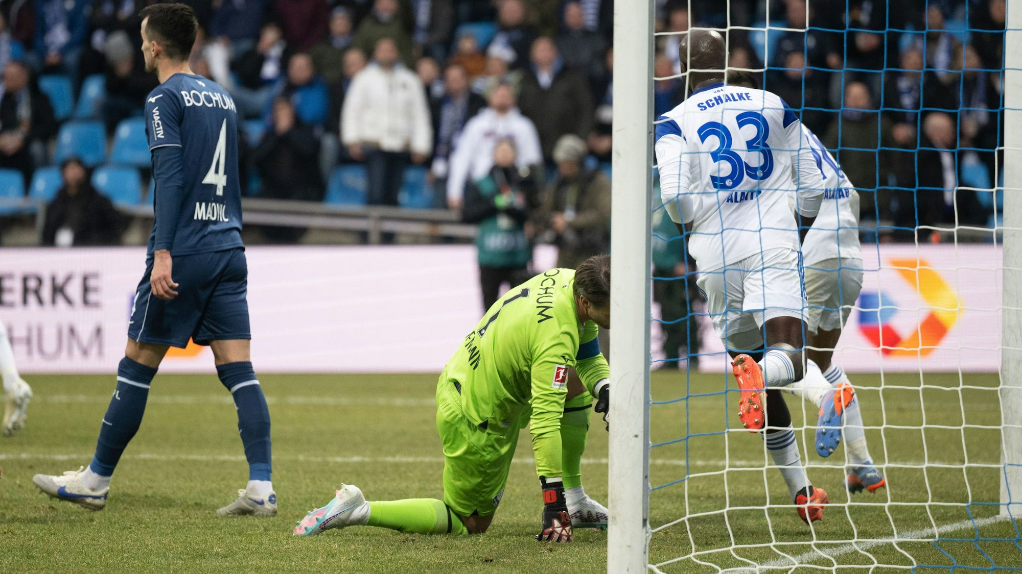 Manuel Riemann kniet enttäuscht am Boden: Der Keeper des VfL Bochum schenkte Schalke 04 im Keller-Krimi der Bundesliga die Führung.
