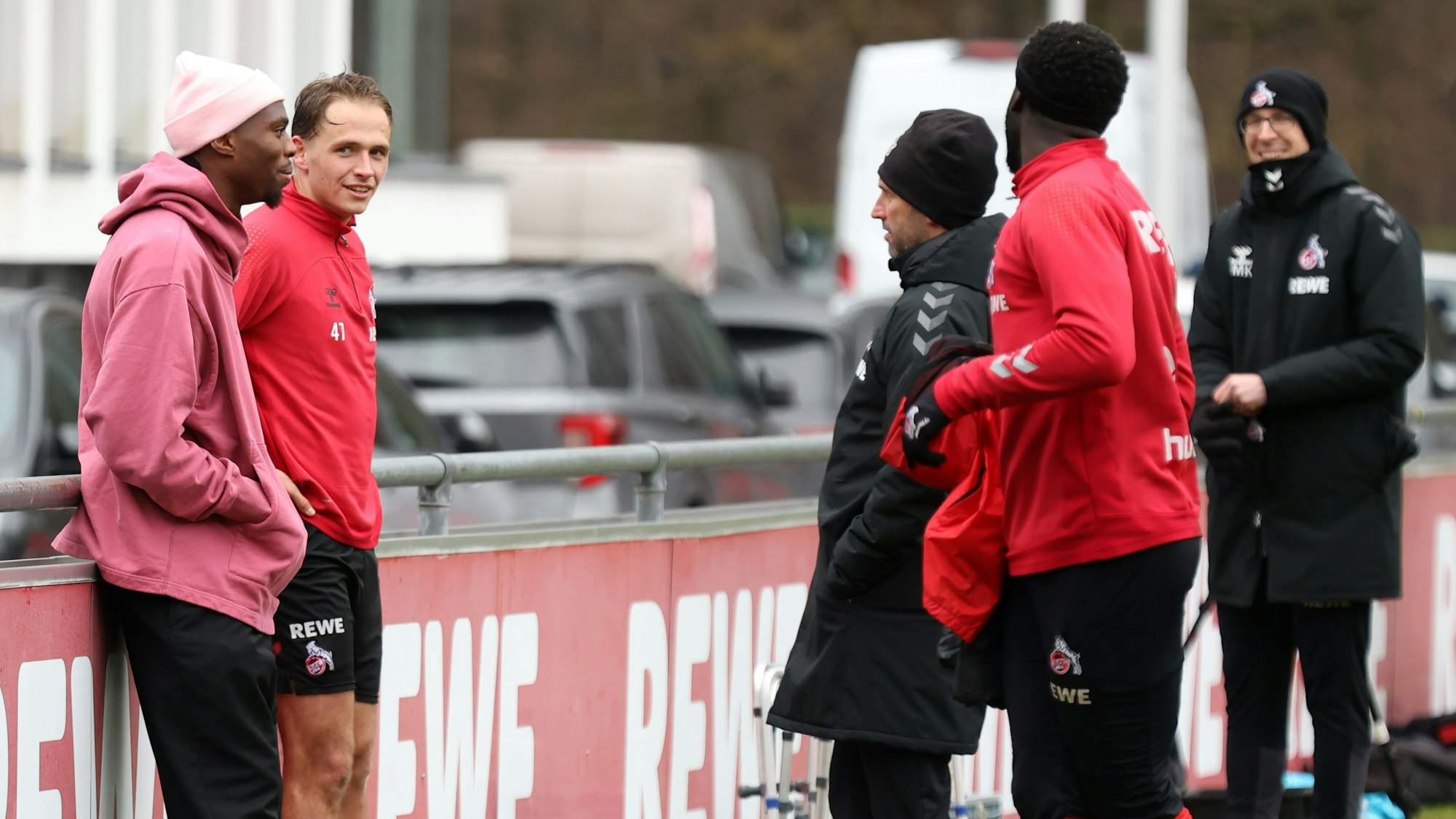 Kingsley Ehizibue spricht am Geißbockheim mit seinen Ex-Mitspielern vom 1. FC Köln.