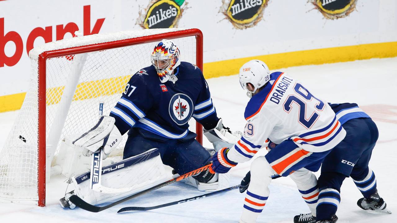 Leon Draisaitl trifft gegen die Winnipeg Jets.