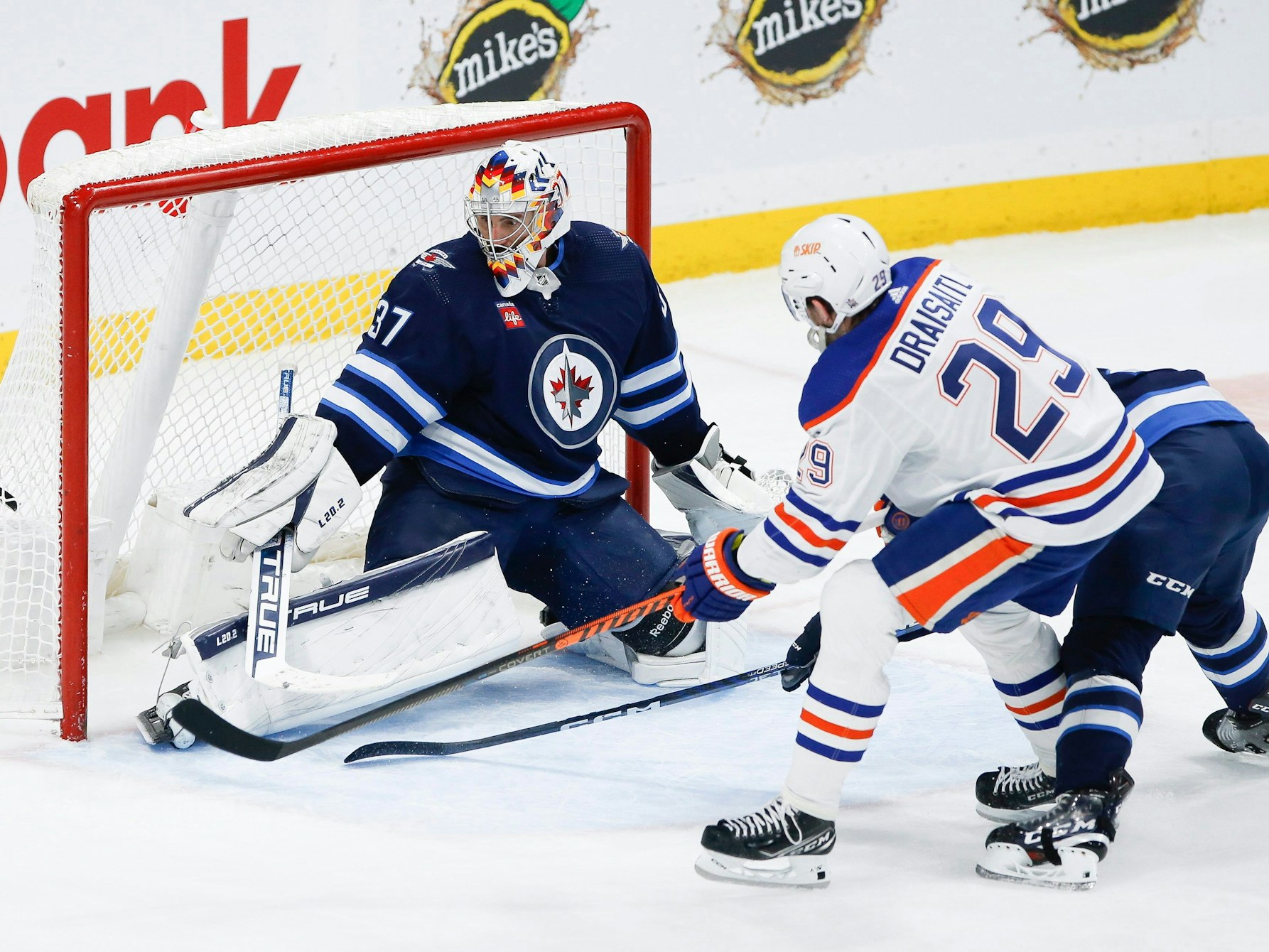 Leon Draisaitl trifft gegen die Winnipeg Jets.