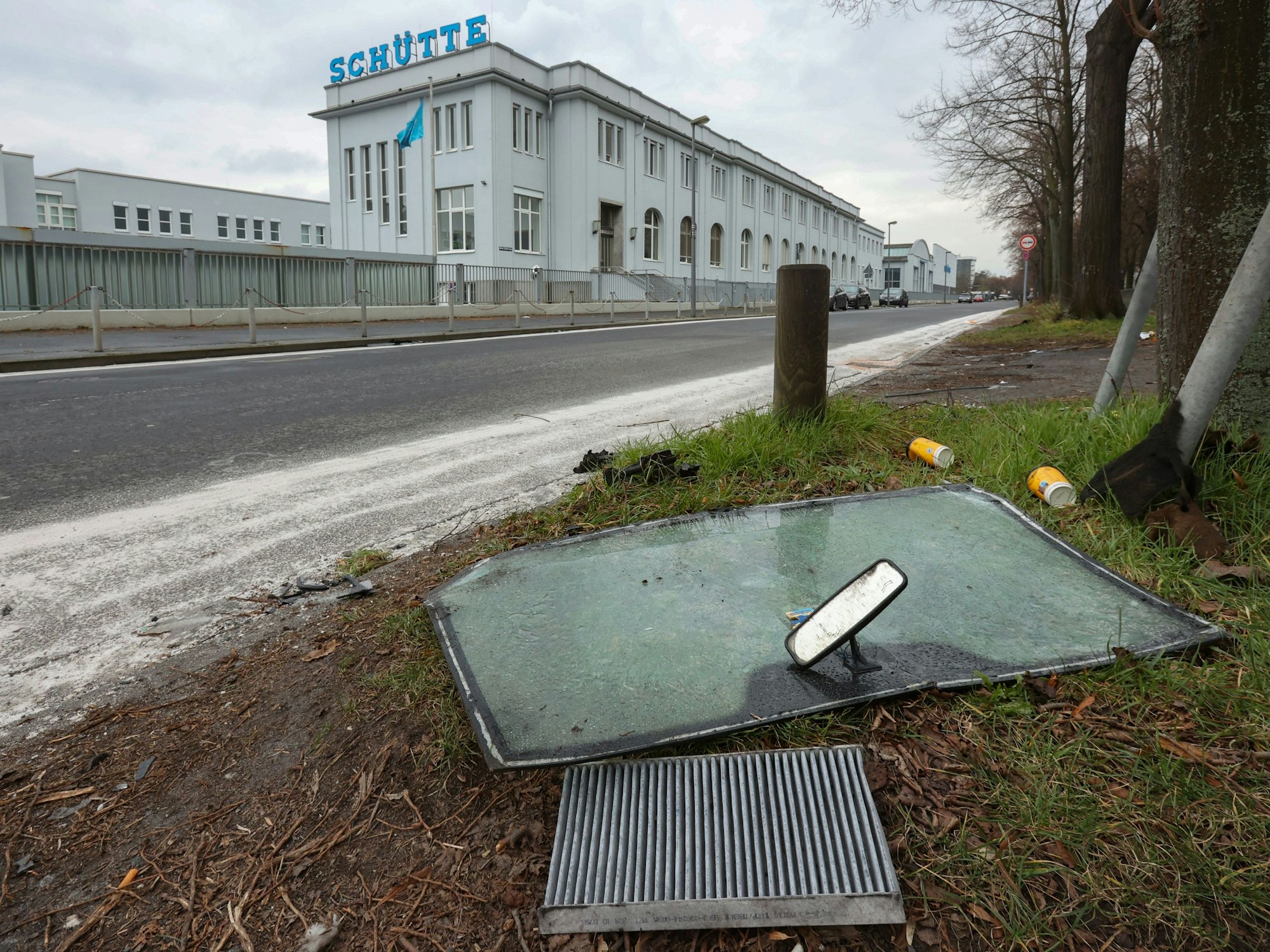 05.03.2023
Köln:
Unfallstelle auf der Alfred-Schütte-Allee auf der Höhe der Schütte Werke
Foto: Martina Goyert