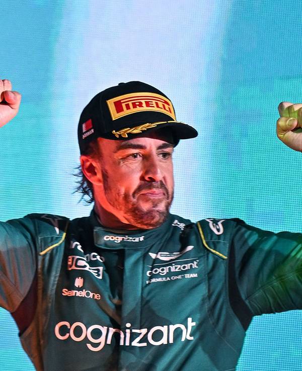 Aston Martins Fernando Alonso jubelt auf dem Podium.