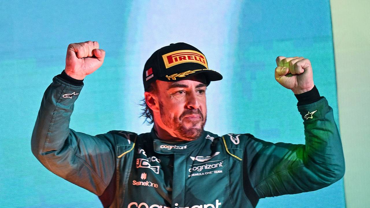 Aston Martins Fernando Alonso jubelt auf dem Podium.
