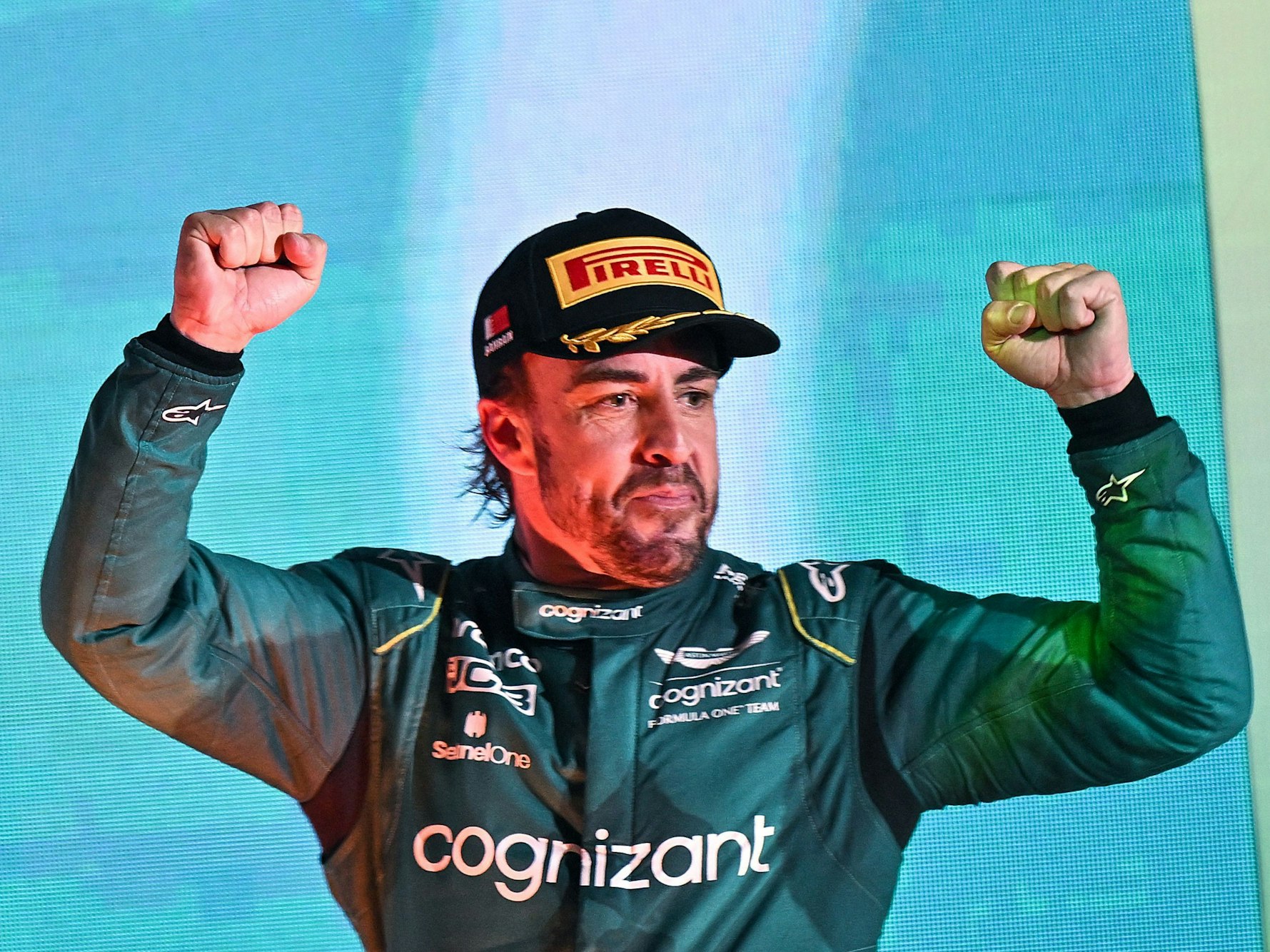 Aston Martins Fernando Alonso jubelt auf dem Podium.