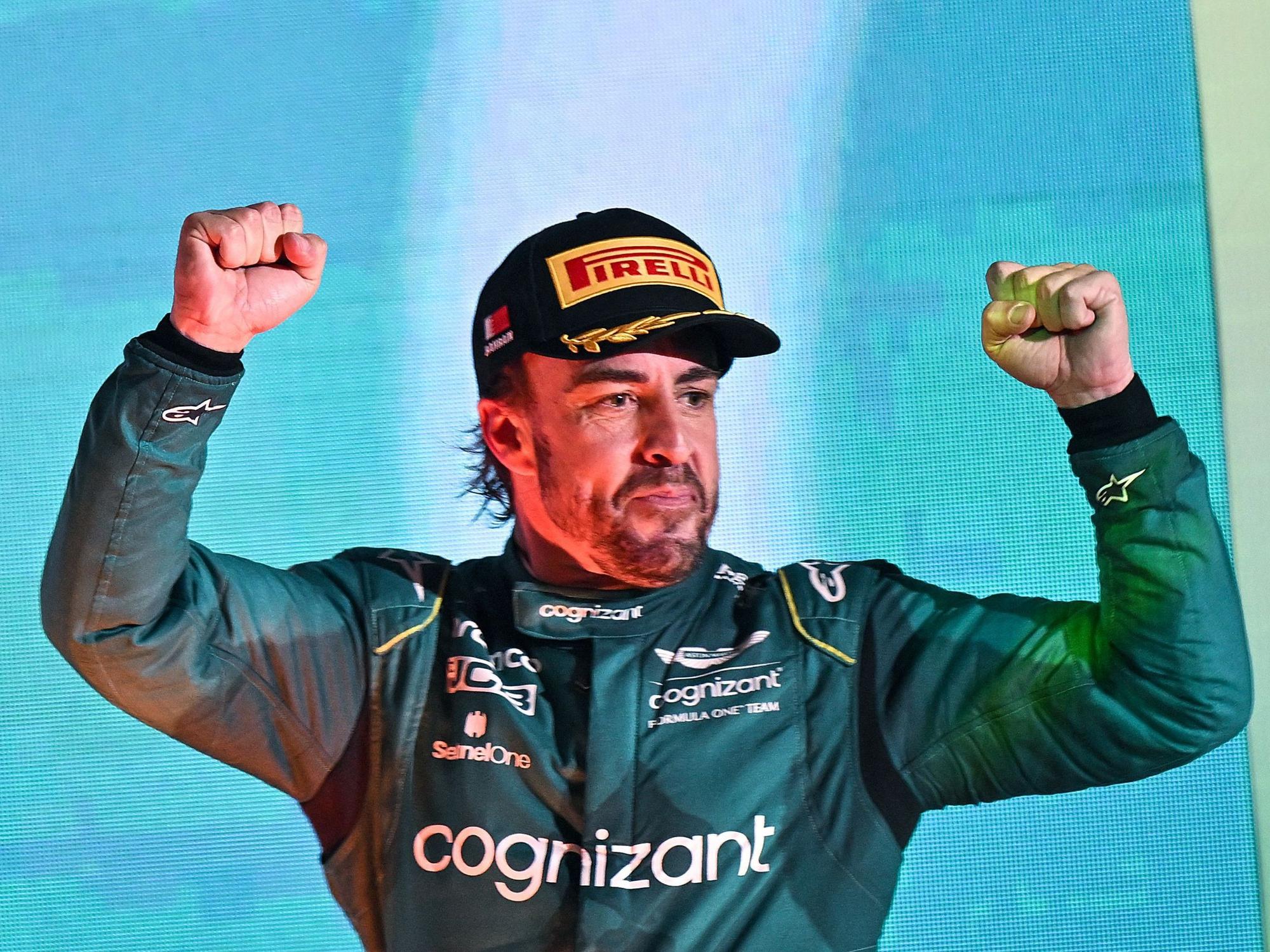 Aston Martins Fernando Alonso jubelt auf dem Podium.