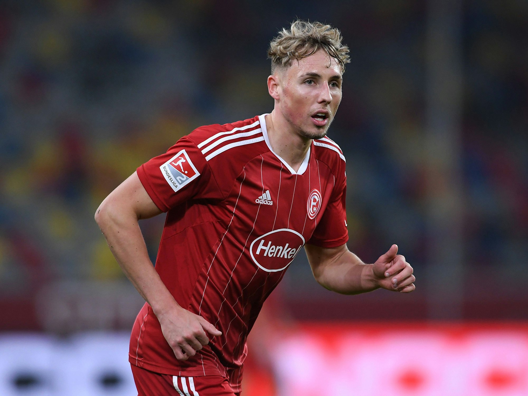 Jona Niemiec steht im Spiel gegen Eintracht Braunschweig auf dem Platz.