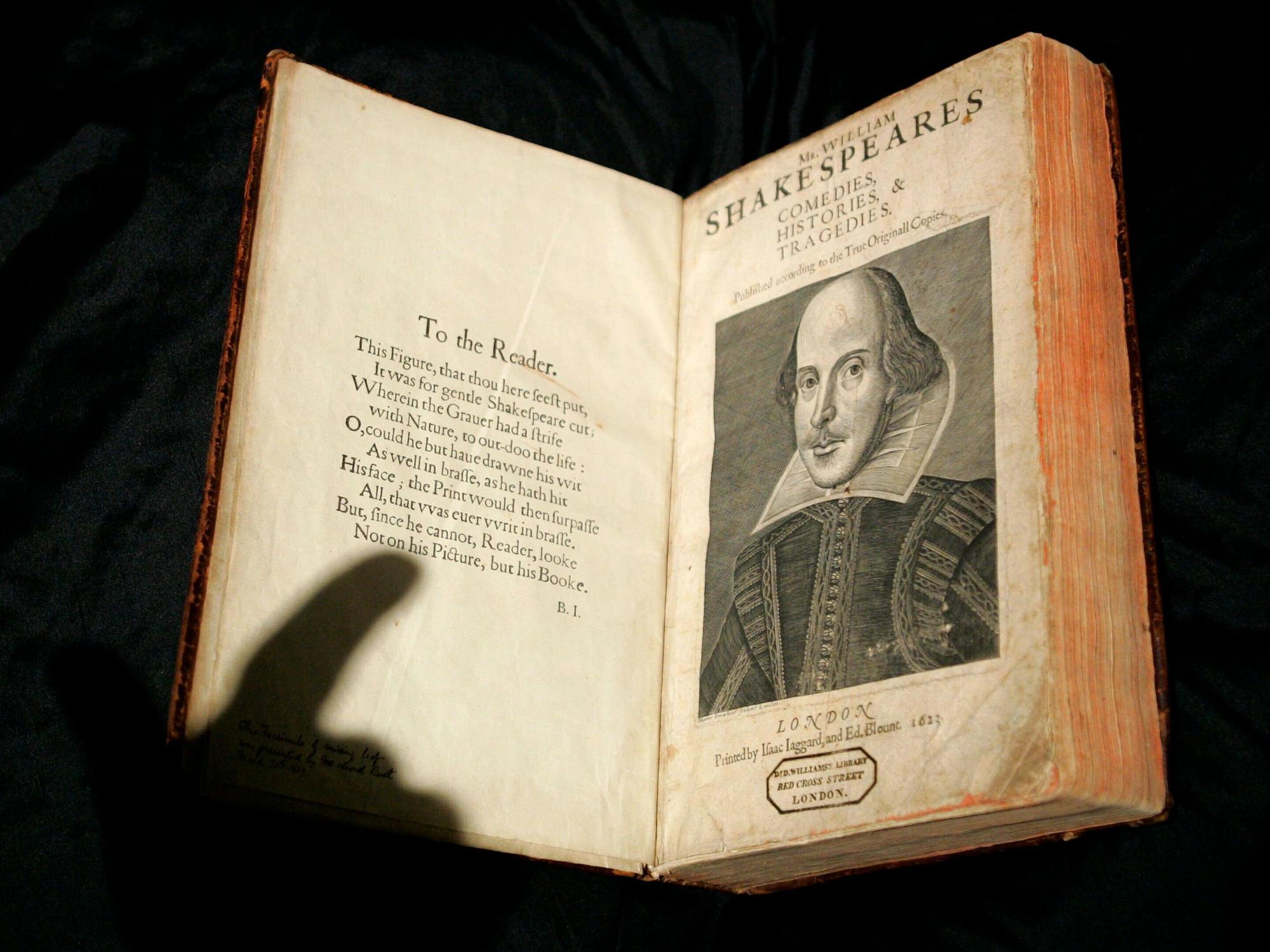 Eine gebundene Kopie der ersten Folio-Ausgabe von William Shakespeares Stücken aus dem 17. Jahrhundert.