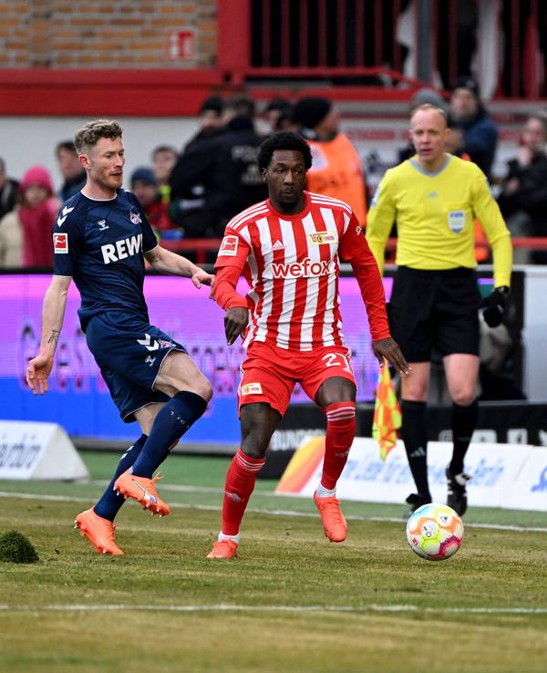 Florian Kainz und Sheraldo Becker kämpfen um den Ball,