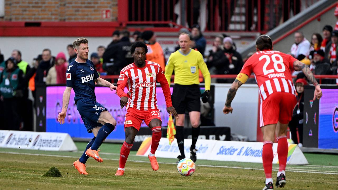 Florian Kainz und Sheraldo Becker kämpfen um den Ball,