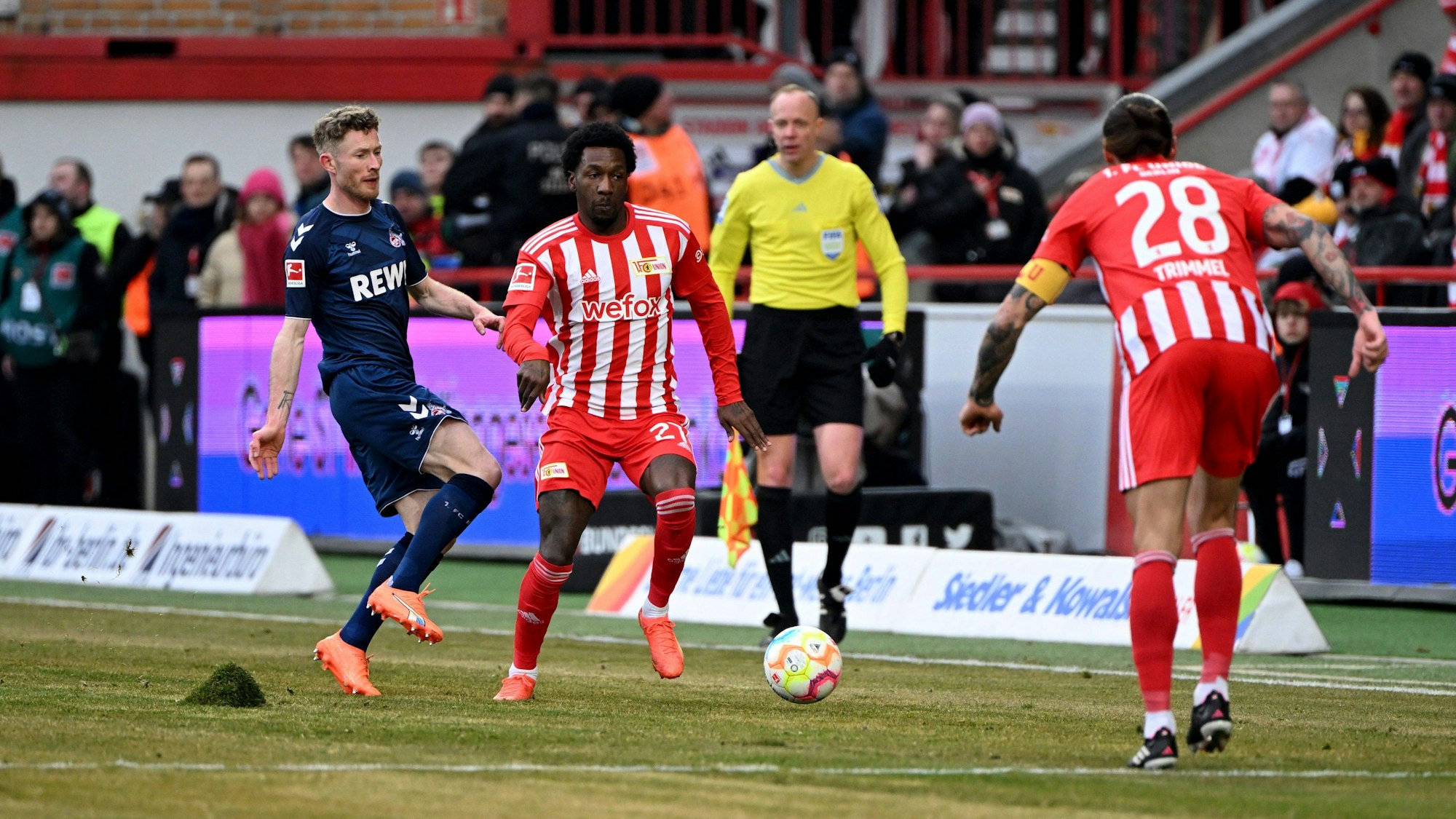 Florian Kainz und Sheraldo Becker kämpfen um den Ball,