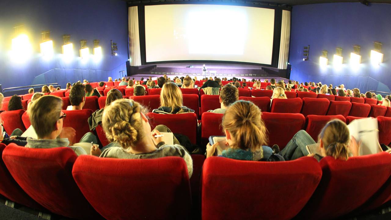 In einem Kinosaal in Essen zeigten laut der Polizei am Samstag (4. März 2023) einige Besucher ein „derart asoziales Verhalten, welches dazu führen soll, einen Kinofilm abbrechen zu lassen. Das Symbolbild zeigt Studenten der Universität Duisburg/Essen im großen Saal des Essener Multiplex-Kinos am 17.10.2011.