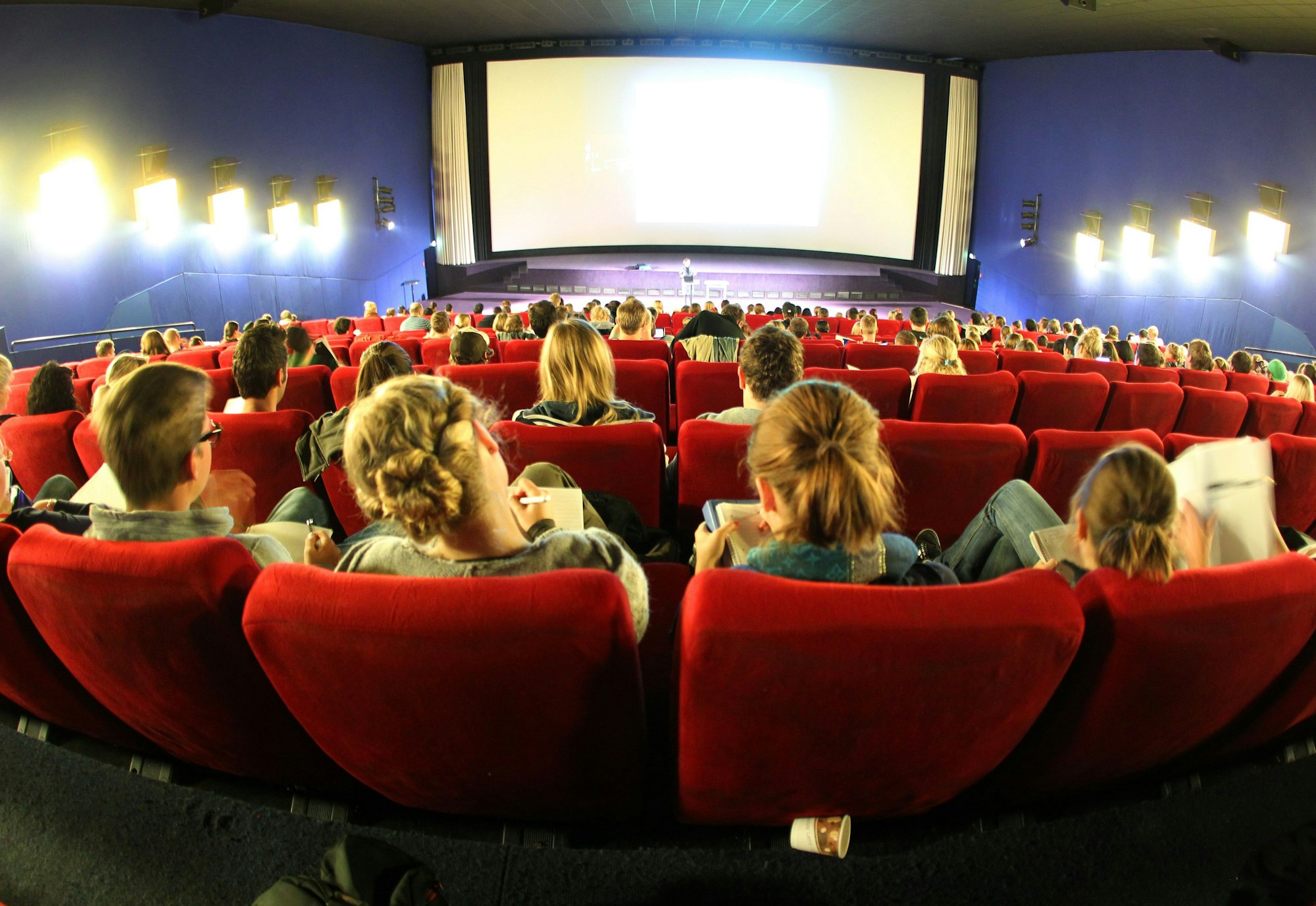 In einem Kinosaal in Essen zeigten laut der Polizei am Samstag (4. März 2023) einige Besucher ein „derart asoziales Verhalten, welches dazu führen soll, einen Kinofilm abbrechen zu lassen. Das Symbolbild zeigt Studenten der Universität Duisburg/Essen im großen Saal des Essener Multiplex-Kinos am 17.10.2011.