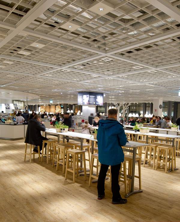 Besucher des Ikea-Einrichtungshauses in Hamburg-Altona stehen am 26.01.2015 in Hamburg in der Filiale im Restaurant.