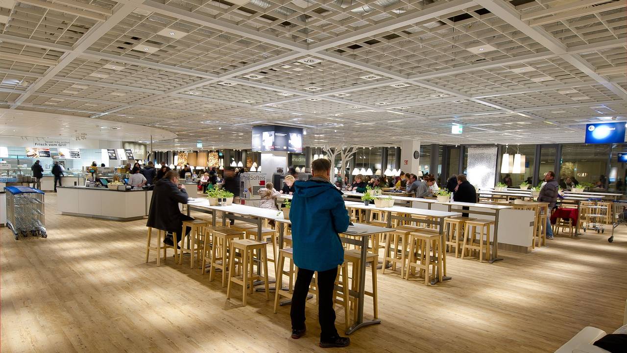 Besucher des Ikea-Einrichtungshauses in Hamburg-Altona stehen am 26.01.2015 in Hamburg in der Filiale im Restaurant.