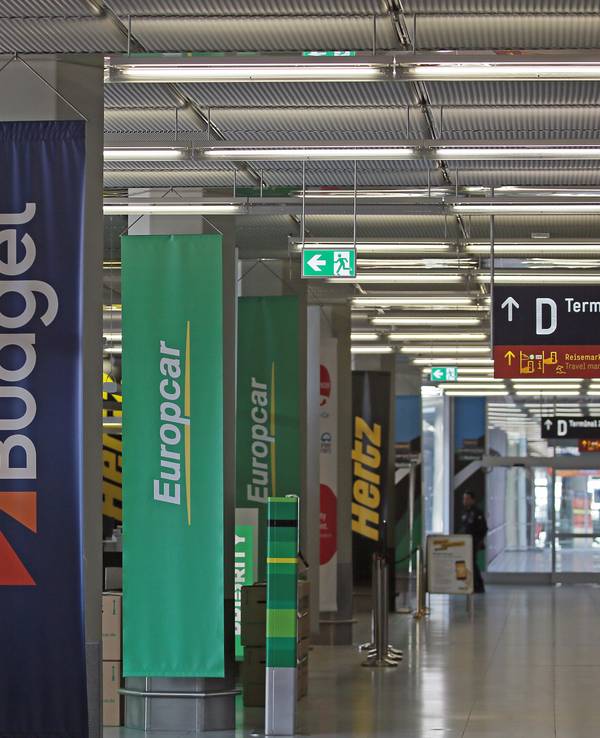 Die Schalter verschiedener Mietwagen-Anbieter am Flughafen Köln Bonn.